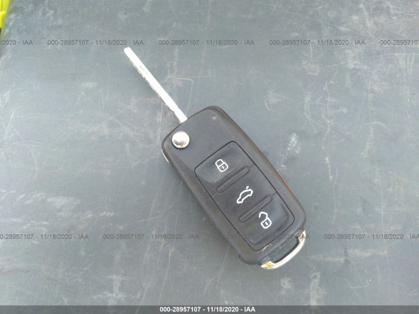 VOLKSWAGEN PASSAT 1VWAA7A32JC020511