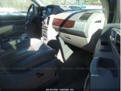 CHRYSLER TOWN & COUNTRY 2A4RR5D14AR104036