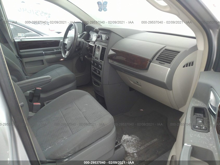 CHRYSLER TOWN & COUNTRY 2A4RR5D13AR260326