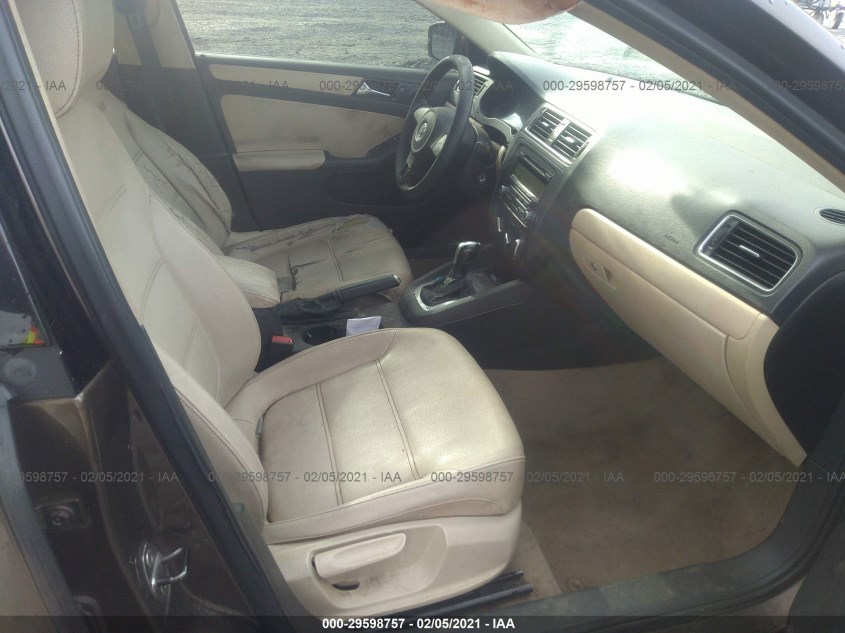 VOLKSWAGEN JETTA SEDAN 3VWDX7AJ7BM348419