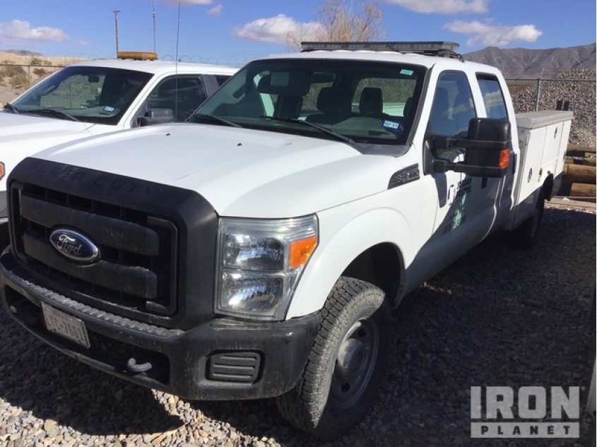 Ford F-350 Super Duty 4x4 Utility Truck 1FT8W3B67BEBXXXXX