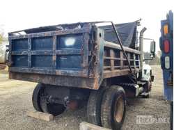 International 7400 4x2 S/A Dump Truck 1HTWDAAR53J0XXXXX