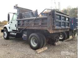 International 7400 4x2 S/A Dump Truck 1HTWDAAR53J0XXXXX
