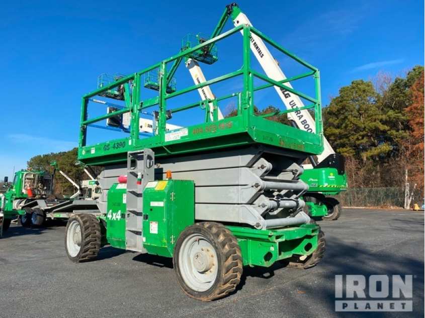 Genie GS-4390 4WD Dual Fuel Scissor Lift